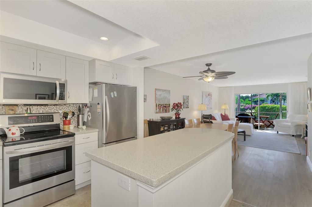 For Sale: $399,000 (2 beds, 2 baths, 967 Square Feet)