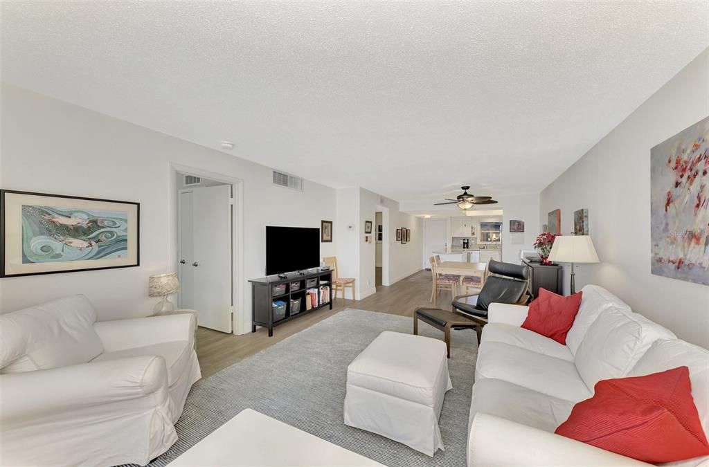 For Sale: $399,000 (2 beds, 2 baths, 967 Square Feet)