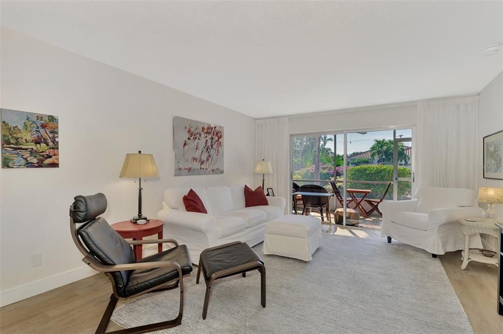 For Sale: $399,000 (2 beds, 2 baths, 967 Square Feet)