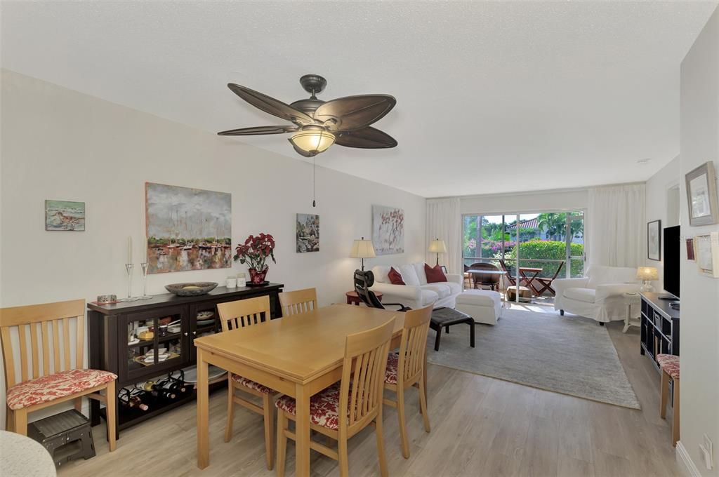 For Sale: $399,000 (2 beds, 2 baths, 967 Square Feet)