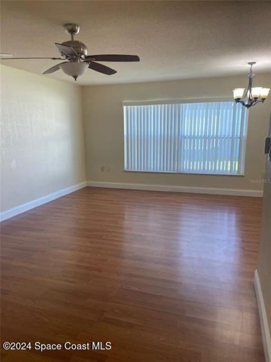 For Sale: $159,900 (2 beds, 1 baths, 990 Square Feet)