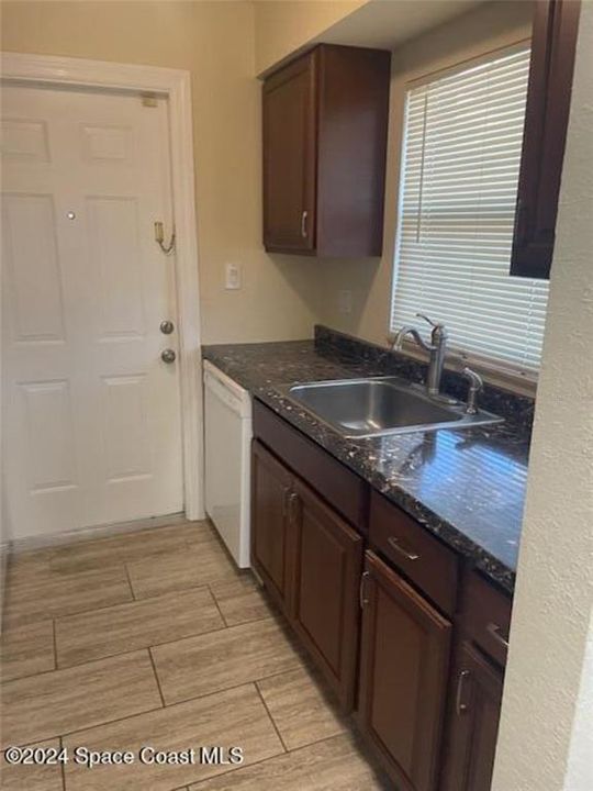 For Sale: $159,900 (2 beds, 1 baths, 990 Square Feet)