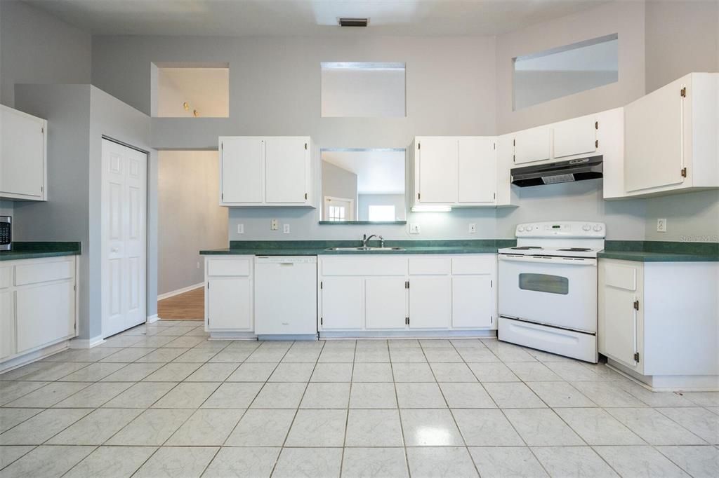 For Sale: $329,900 (3 beds, 2 baths, 1678 Square Feet)