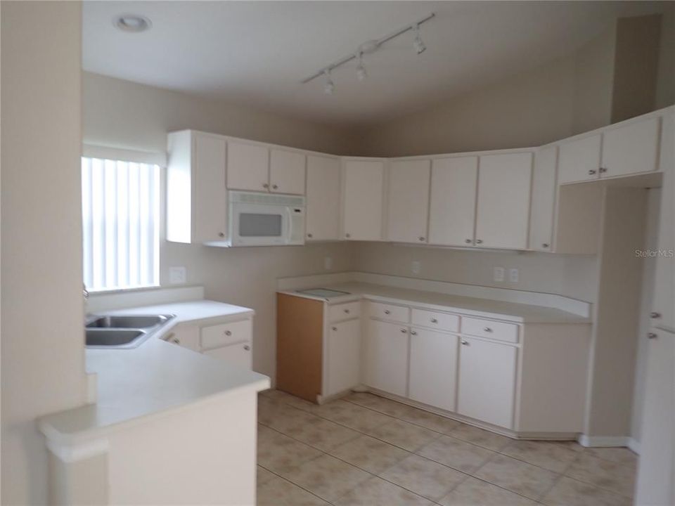 For Rent: $1,875 (3 beds, 2 baths, 1961 Square Feet)