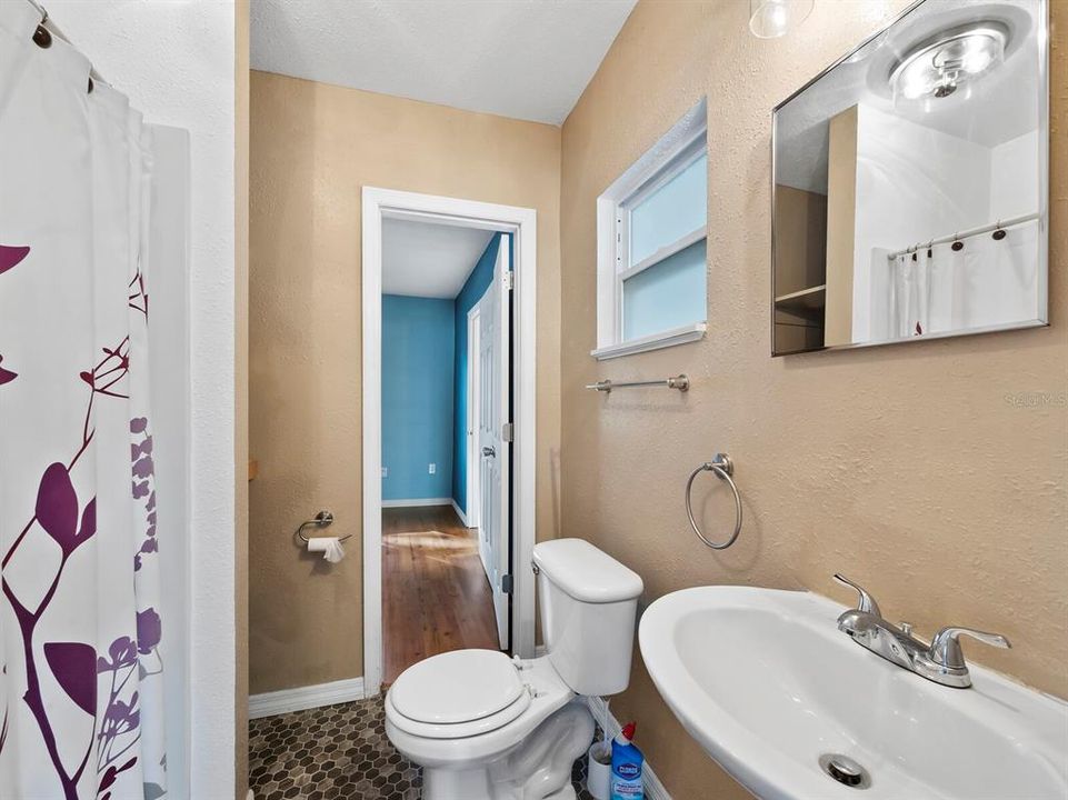 For Sale: $259,000 (1 beds, 1 baths, 858 Square Feet)