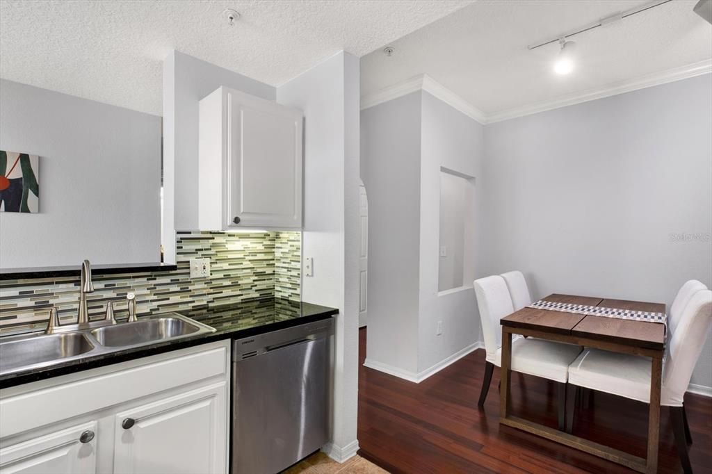 For Sale: $365,000 (1 beds, 1 baths, 784 Square Feet)