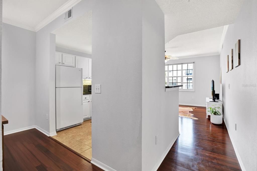 For Sale: $365,000 (1 beds, 1 baths, 784 Square Feet)