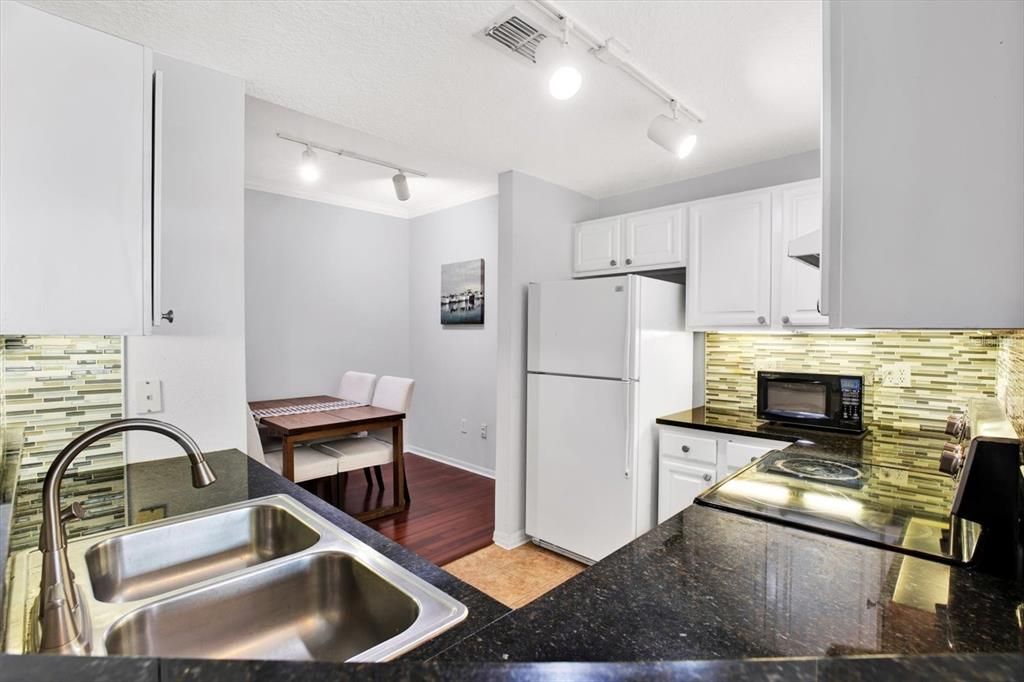 For Sale: $365,000 (1 beds, 1 baths, 784 Square Feet)