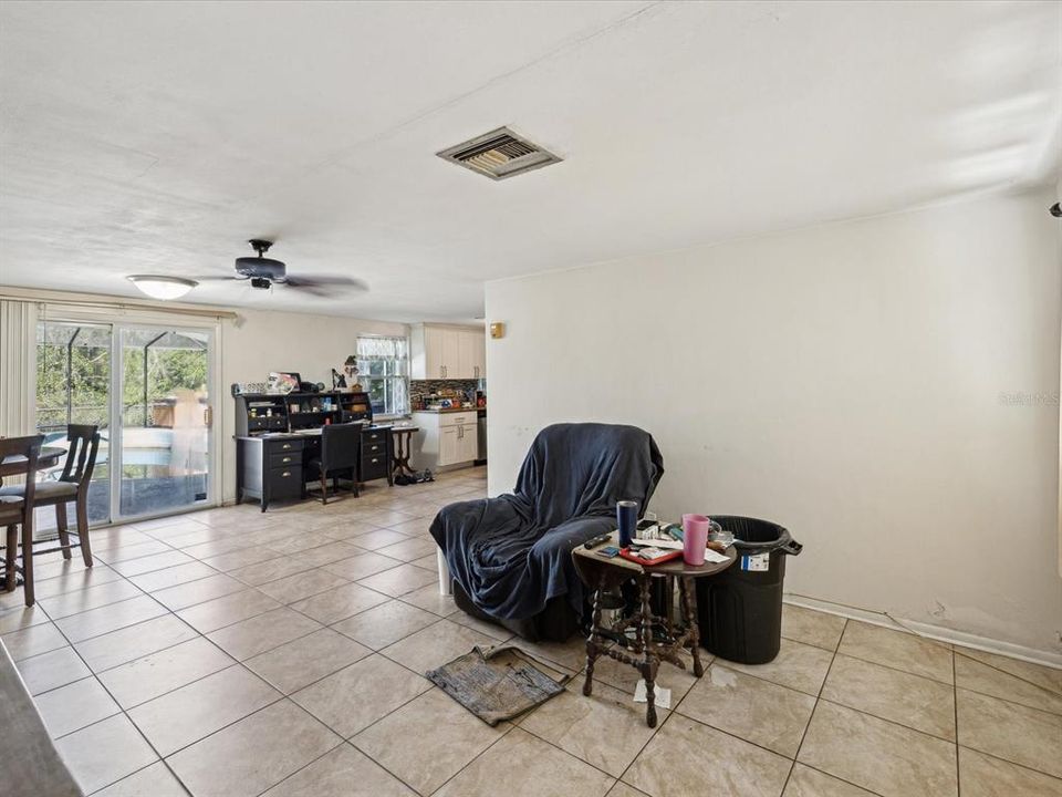 For Sale: $165,000 (2 beds, 1 baths, 1374 Square Feet)