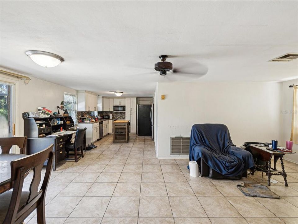 For Sale: $165,000 (2 beds, 1 baths, 1374 Square Feet)