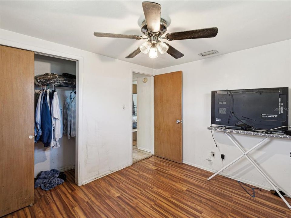 For Sale: $165,000 (2 beds, 1 baths, 1374 Square Feet)