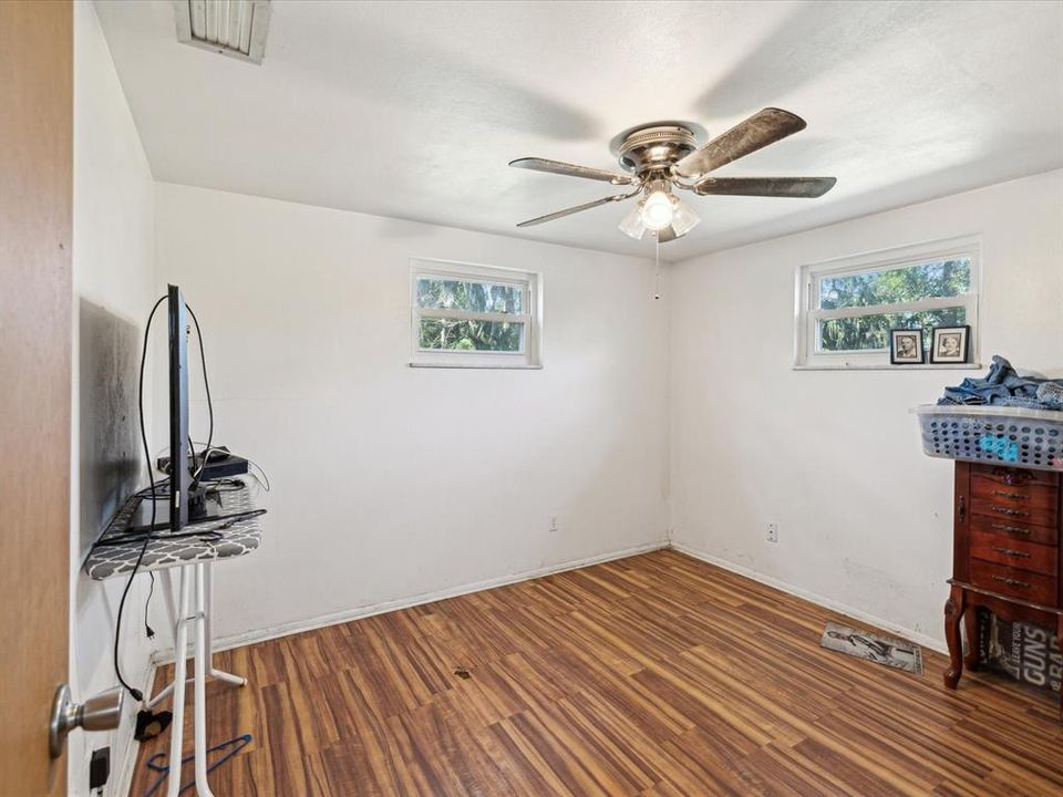 For Sale: $165,000 (2 beds, 1 baths, 1374 Square Feet)