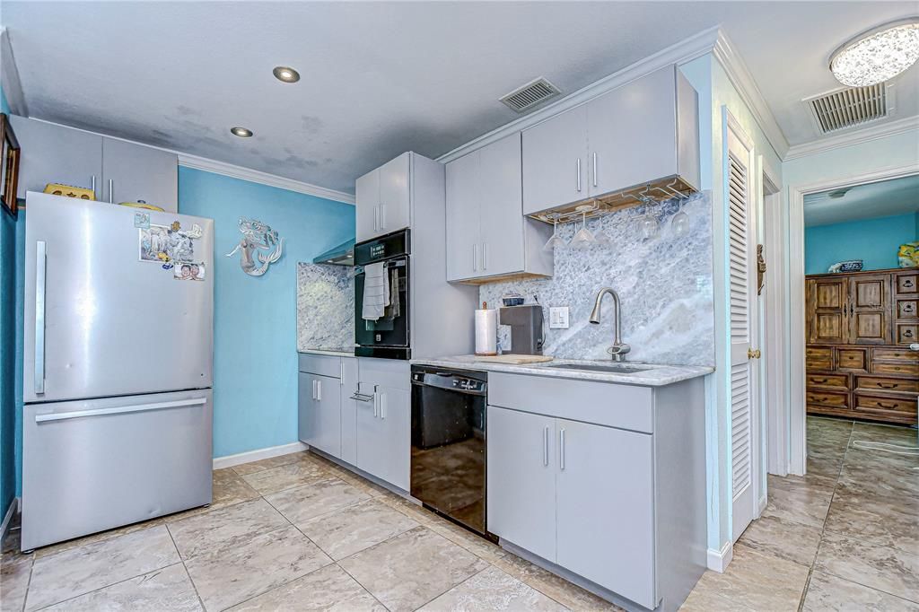 For Sale: $320,000 (2 beds, 1 baths, 774 Square Feet)