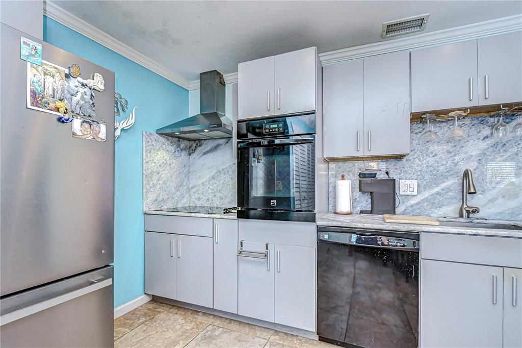 For Sale: $320,000 (2 beds, 1 baths, 774 Square Feet)