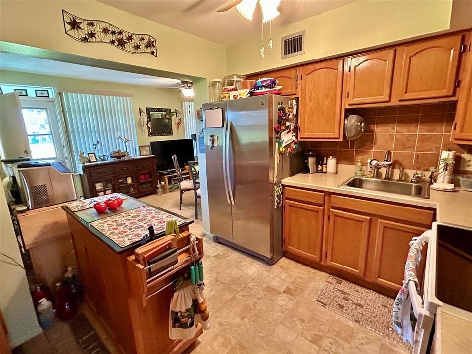 For Sale: $189,900 (2 beds, 2 baths, 1100 Square Feet)