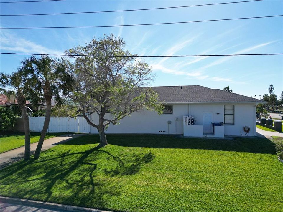 For Sale: $950,000 (3 beds, 2 baths, 1850 Square Feet)