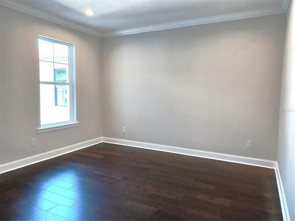 Large upstairs bonus room overlooking front garden