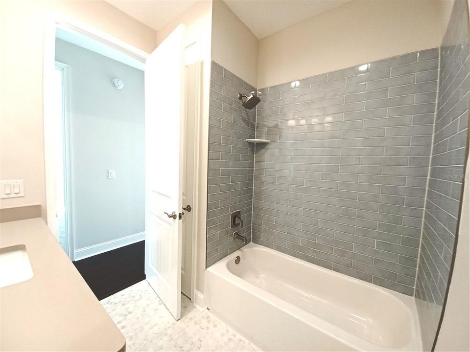 2nd bathroom tub/shower