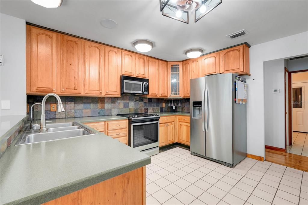 For Sale: $999,999 (4 beds, 3 baths, 3484 Square Feet)