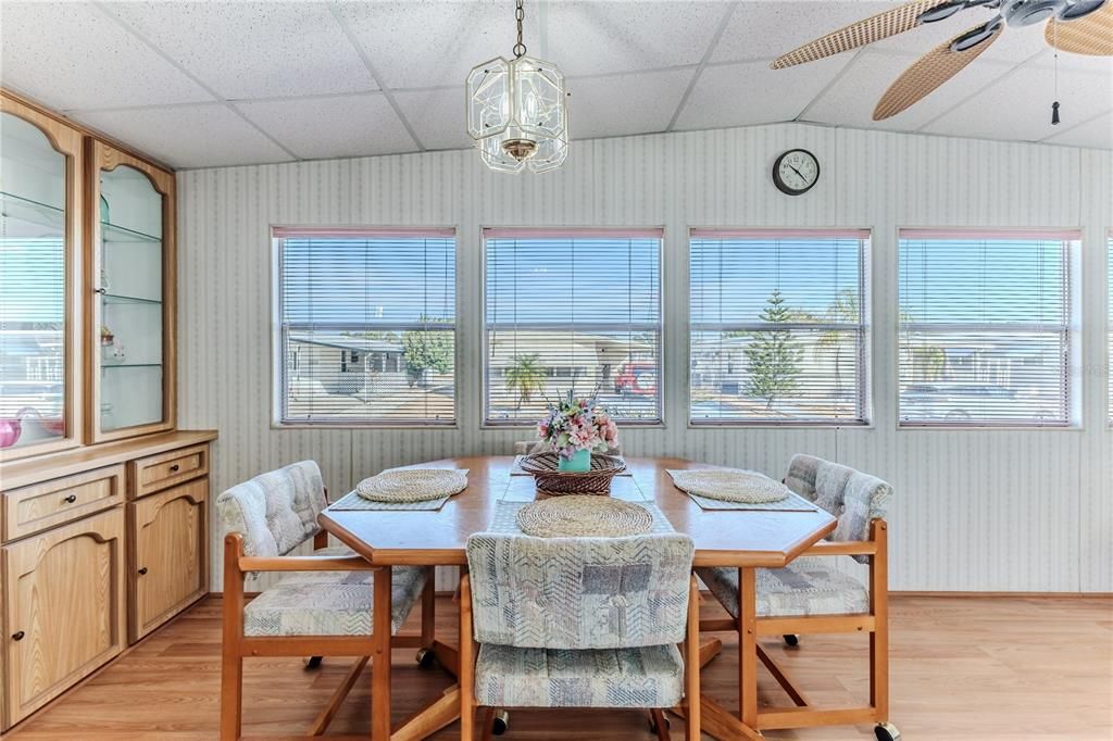 Comfortable diningroom and family room