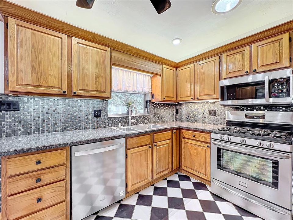 For Sale: $275,000 (2 beds, 2 baths, 1703 Square Feet)