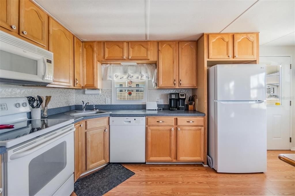 For Sale: $138,000 (2 beds, 1 baths, 908 Square Feet)