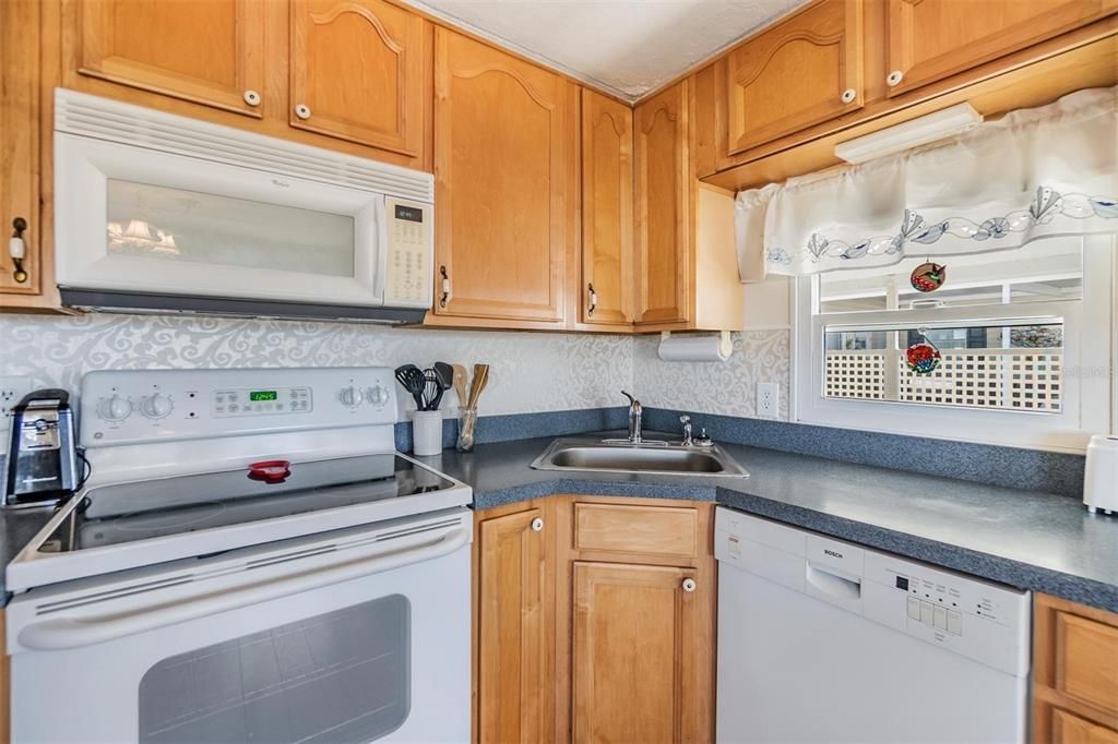 For Sale: $138,000 (2 beds, 1 baths, 908 Square Feet)