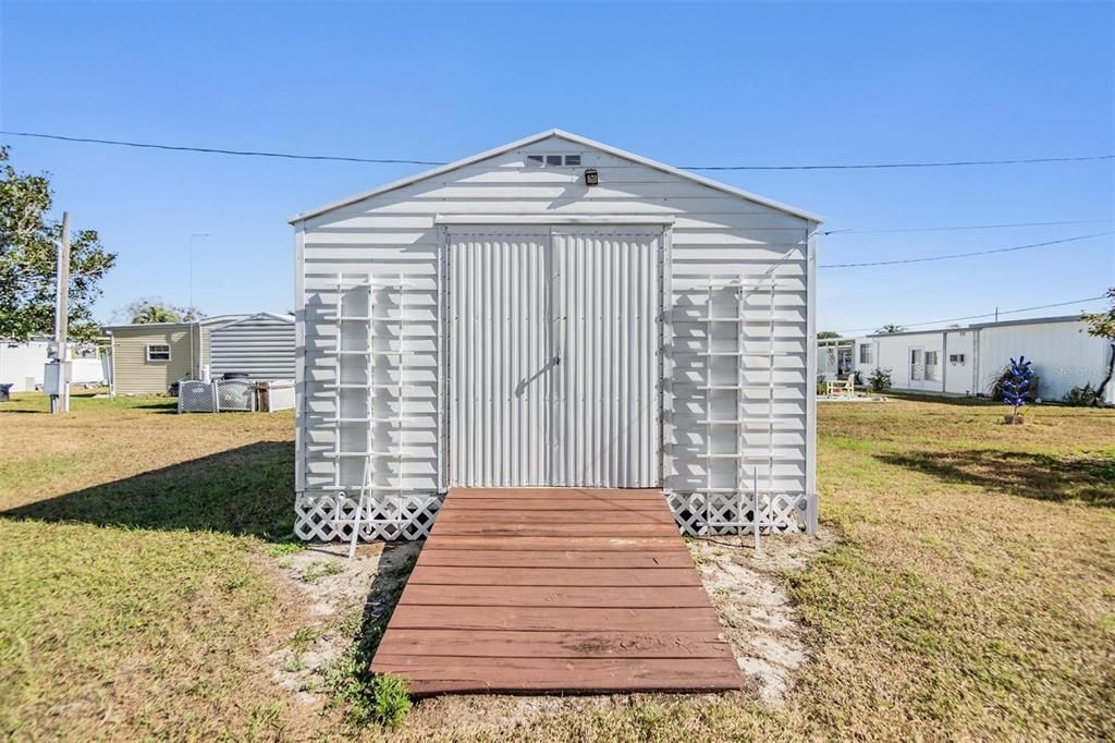 Detached shed/workshop.