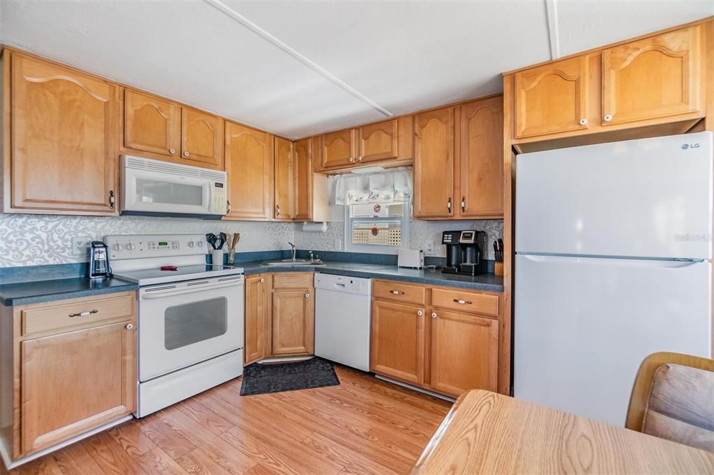 For Sale: $138,000 (2 beds, 1 baths, 908 Square Feet)