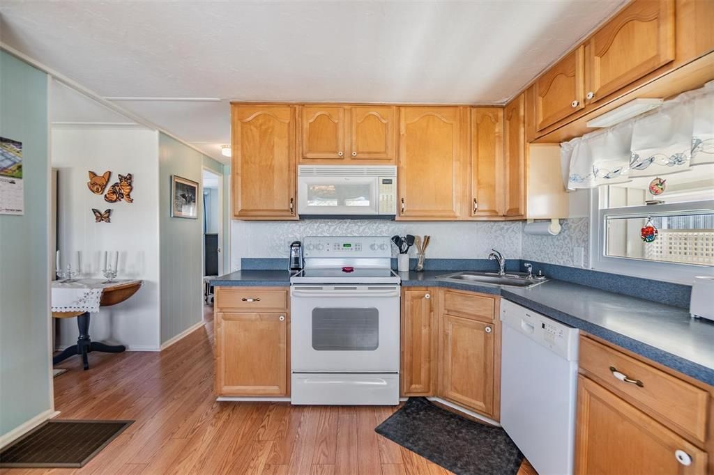 For Sale: $138,000 (2 beds, 1 baths, 908 Square Feet)