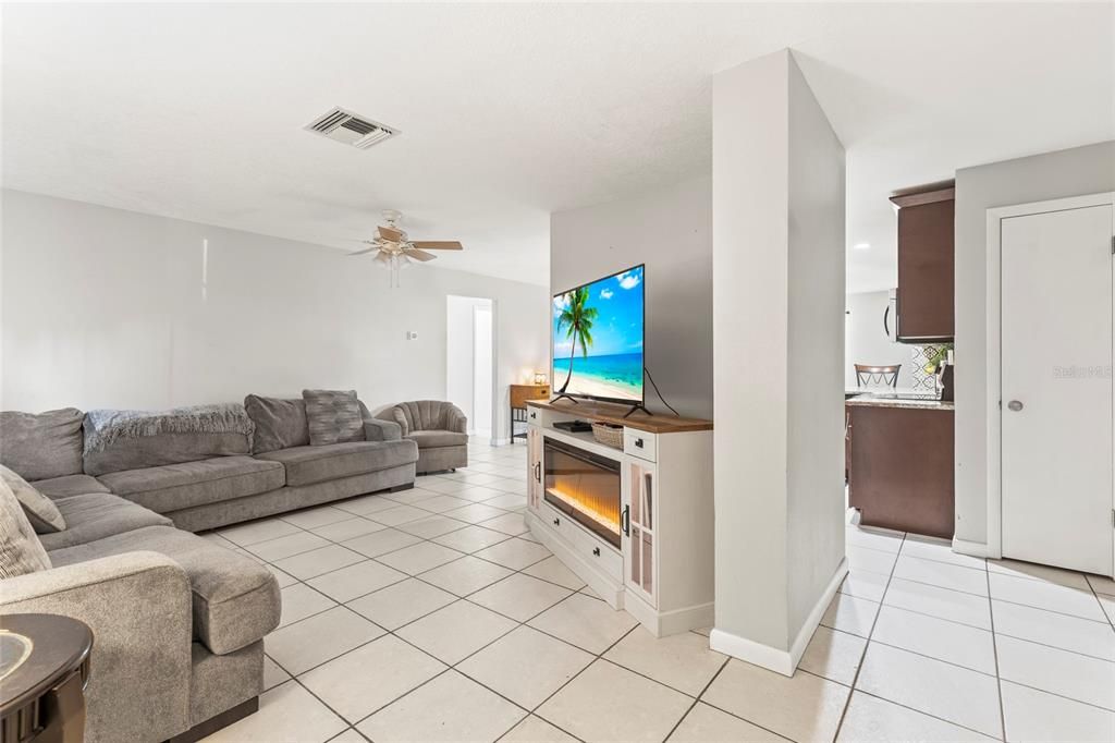 For Sale: $310,000 (3 beds, 2 baths, 1216 Square Feet)