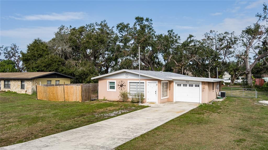 1504 52 St E, Palmetto FL 34221 MLS # A46345452/1 Family room and 1 car garage