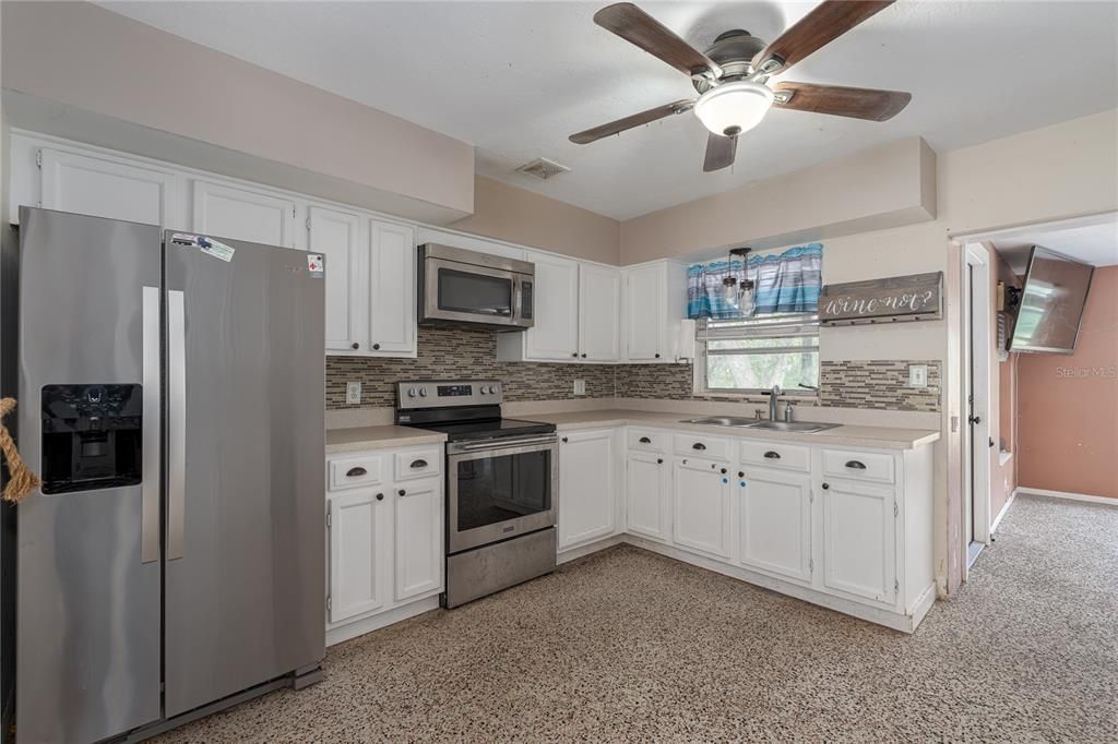 1504 52 St E, Palmetto FL 34221 MLS # A4634545Kitchen, stainless appliances under 2 years old