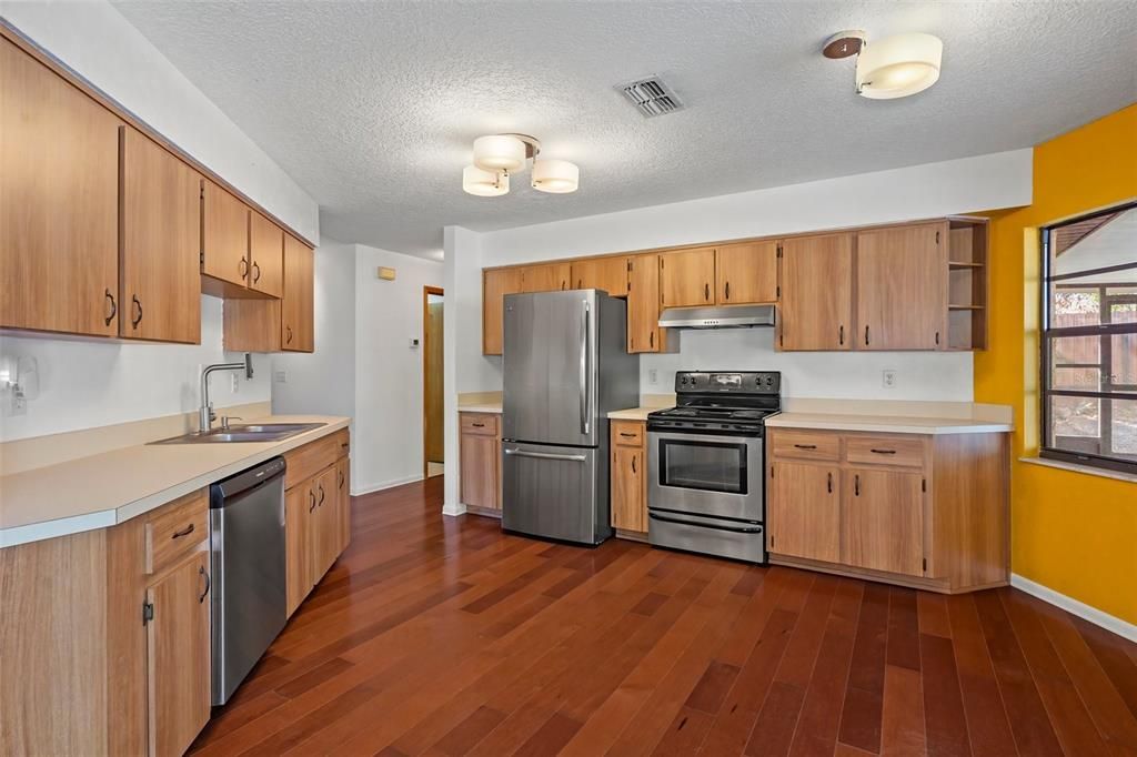 For Sale: $279,900 (2 beds, 2 baths, 1263 Square Feet)