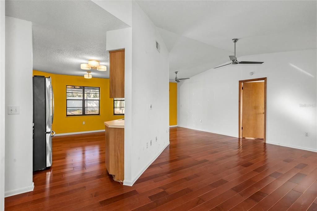 For Sale: $279,900 (2 beds, 2 baths, 1263 Square Feet)