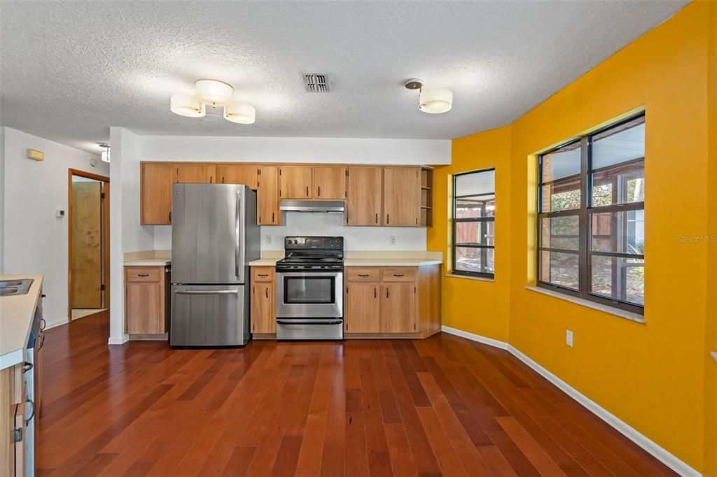 For Sale: $279,900 (2 beds, 2 baths, 1263 Square Feet)