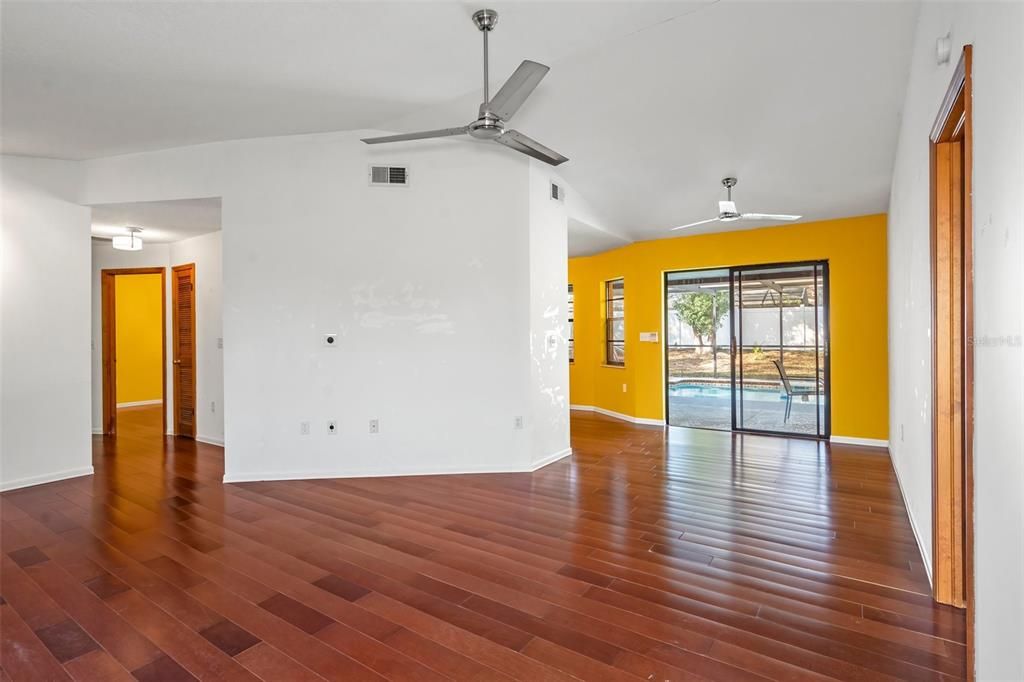 For Sale: $279,900 (2 beds, 2 baths, 1263 Square Feet)