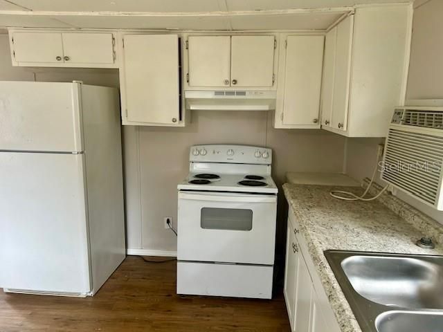 For Sale: $79,900 (2 beds, 1 baths, 672 Square Feet)