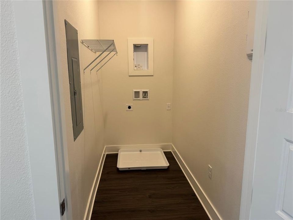 GUEST HOUSE WALK-IN & LAUNDRY HOOK-UP