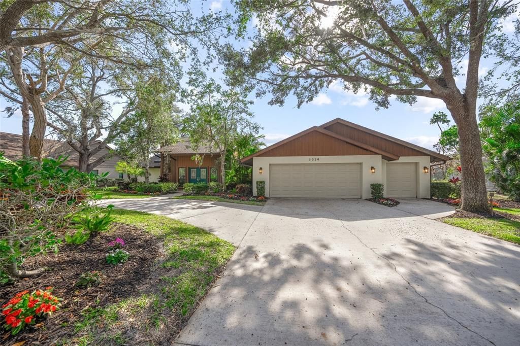 For Sale: $799,000 (3 beds, 3 baths, 2666 Square Feet)