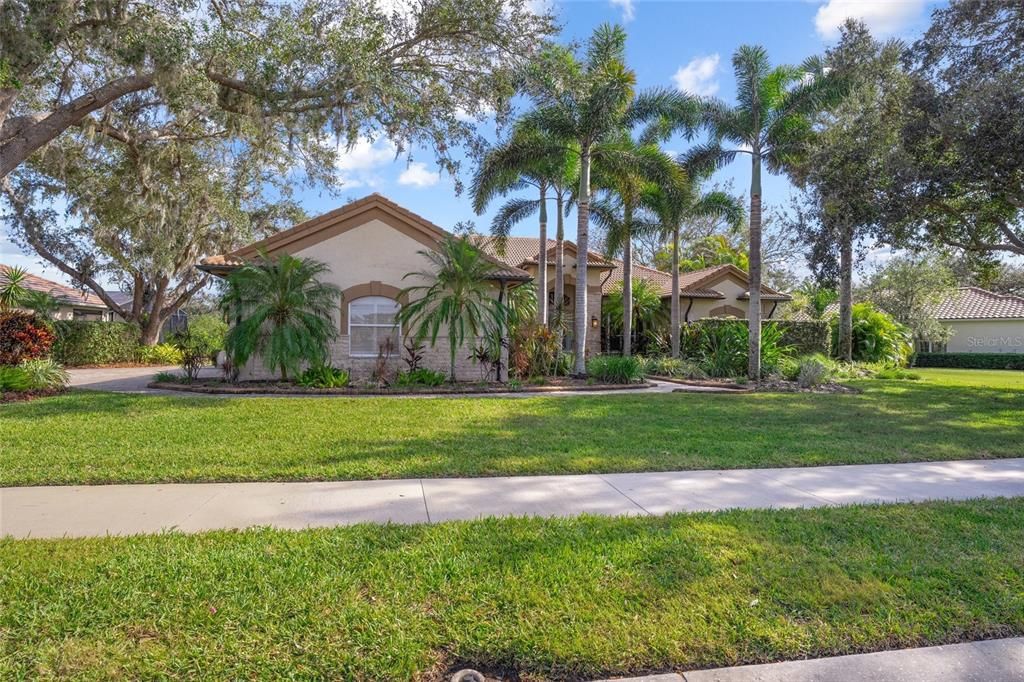 For Sale: $995,000 (3 beds, 2 baths, 2975 Square Feet)