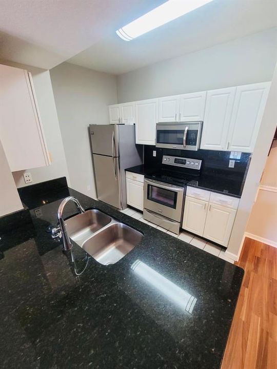 For Rent: $1,450 (1 beds, 1 baths, 753 Square Feet)