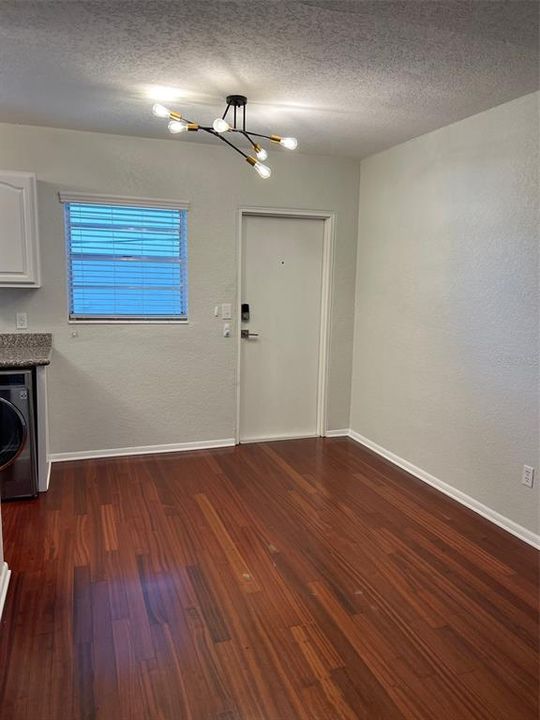 For Rent: $2,200 (2 beds, 1 baths, 900 Square Feet)