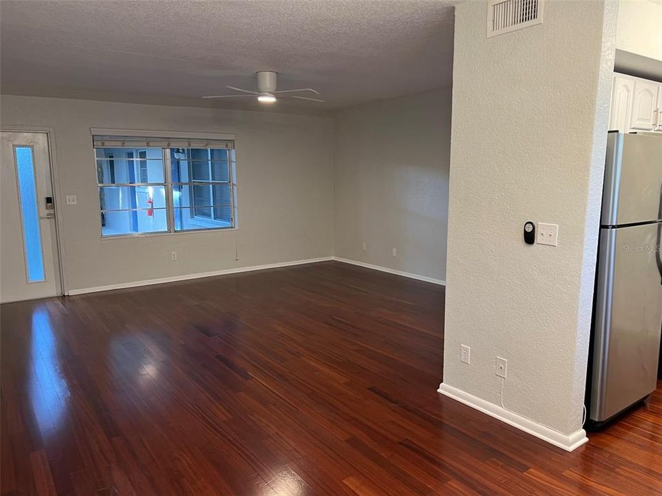 For Rent: $2,200 (2 beds, 1 baths, 900 Square Feet)