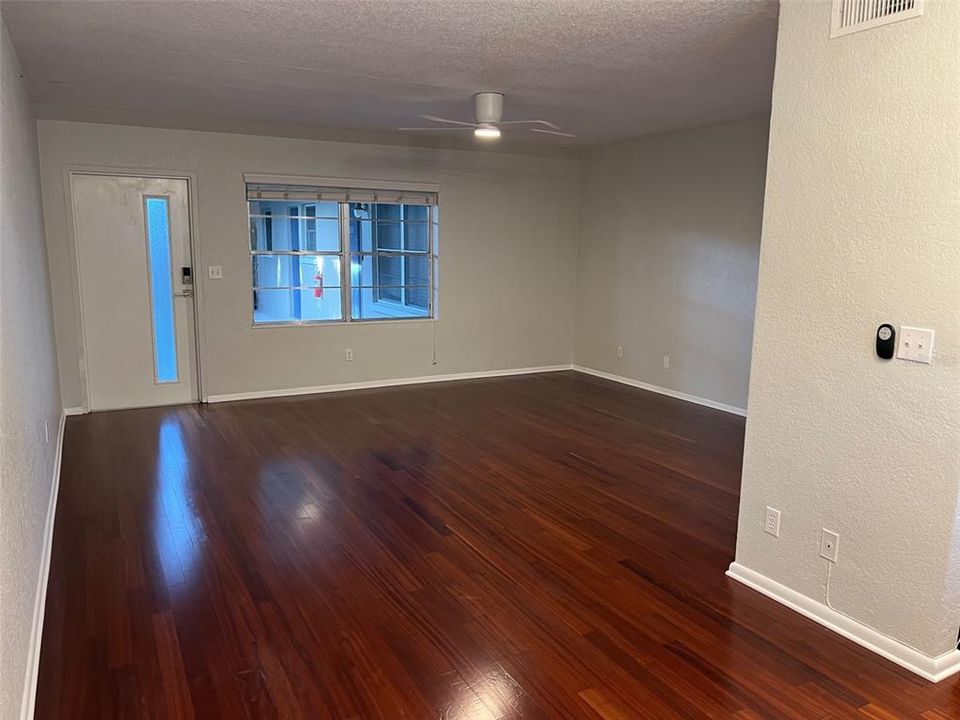 For Rent: $2,200 (2 beds, 1 baths, 900 Square Feet)