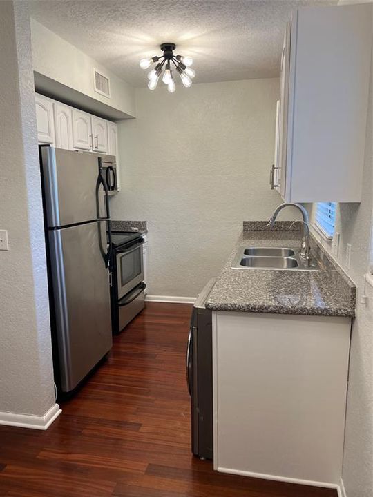 For Rent: $2,200 (2 beds, 1 baths, 900 Square Feet)