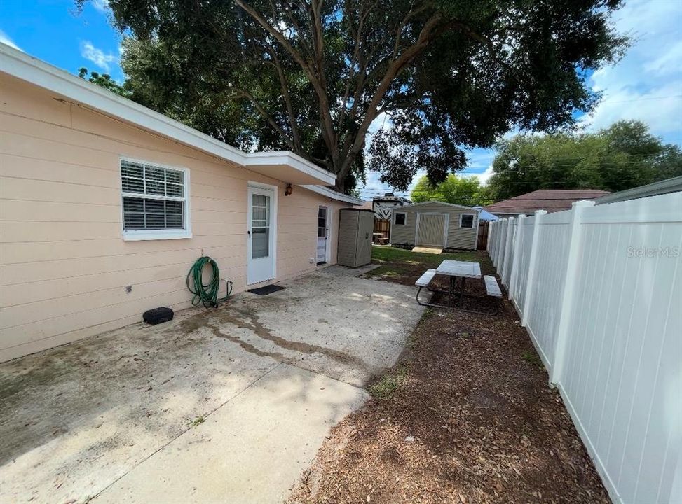 Side driveway/patio area