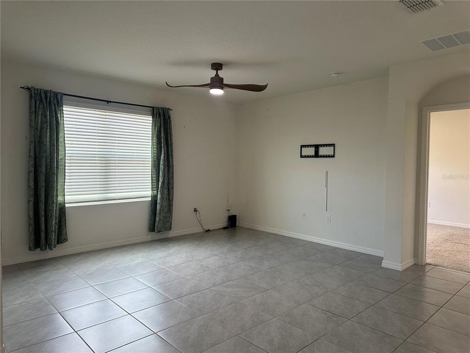 For Rent: $2,400 (4 beds, 2 baths, 1836 Square Feet)