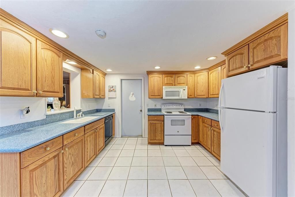 For Sale: $419,900 (3 beds, 2 baths, 1910 Square Feet)