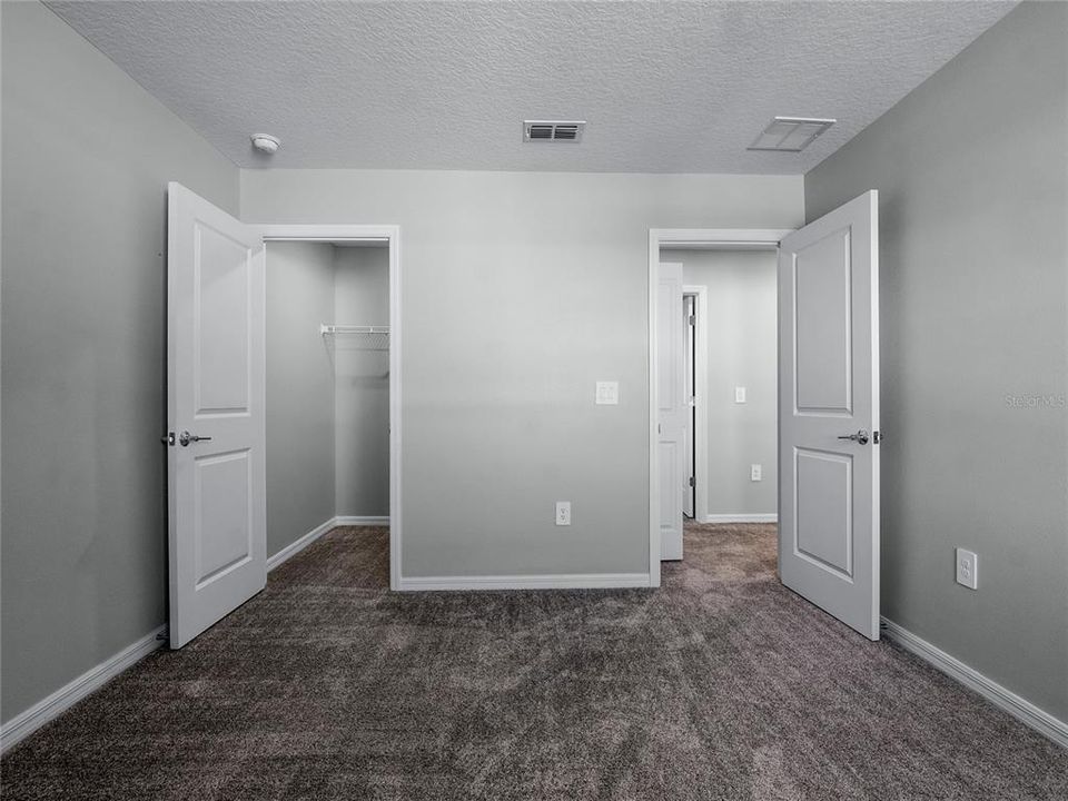 walk in closet in 2 secondary bedrooms !